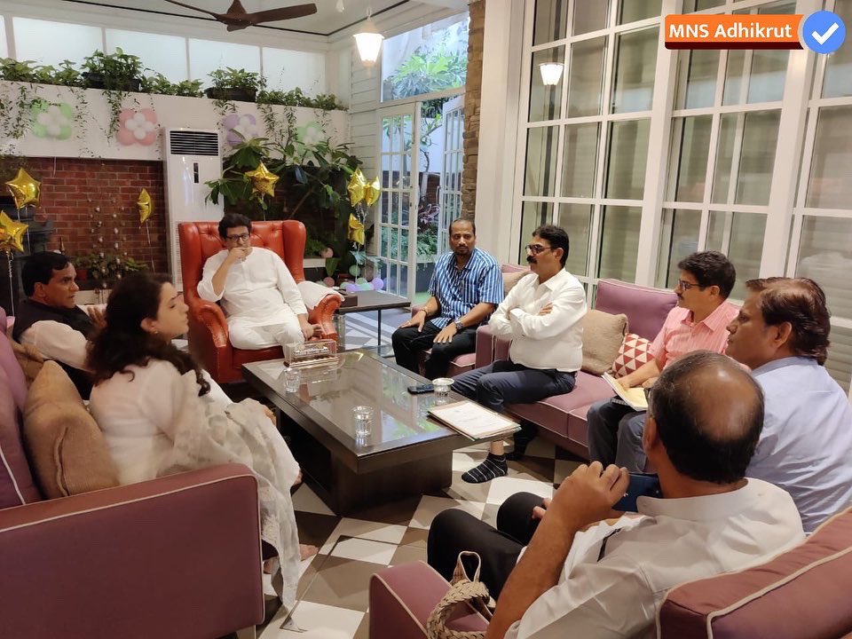 mnsadhikrut's tweet photo. भारतीय जनता पक्षाचे नेते आणि केंद्र सरकारमधील कोळसा, खाण आणि रेल्वे राज्यमंत्री श्री. रावसाहेब दानवे यांनी आज महाराष्ट्र नवनिर्माण सेनेचे अध्यक्ष मा. श्री. राजसाहेब ठाकरे यांची 'शिवतीर्थ' निवासस्थानी भेट घेतली. https://t.co/YH3j5h3gne