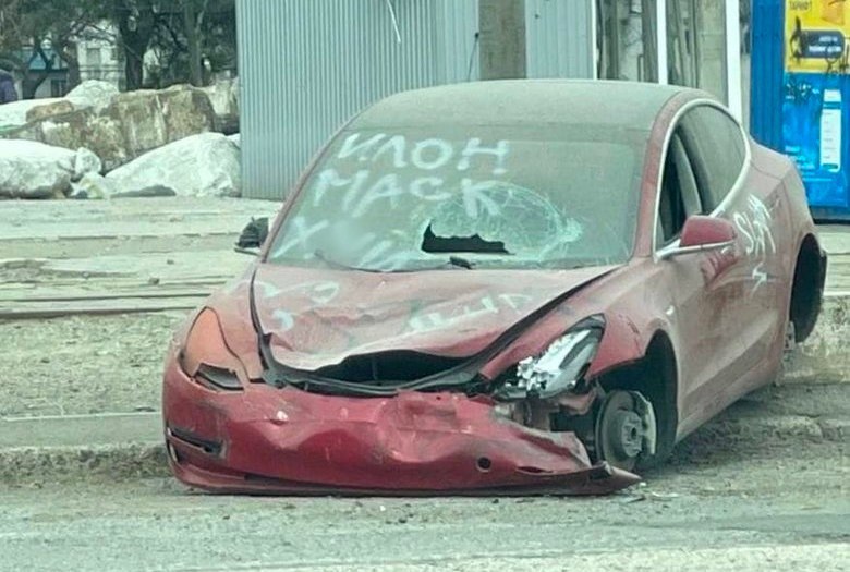 MaksSlobod's tweet photo. @elonmusk The occupiers in Mariupol destroyed the Tesla and left offensive words against Musk on the car. Russians hate everyone who creates what they themselves are not capable of. https://t.co/PSAAocyYTI