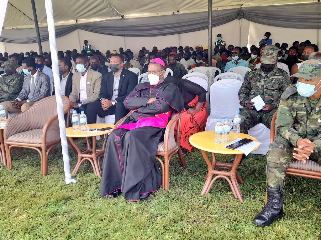 RubavuDistrict's tweet photo. Senateri @DushimimanaL, yatanze ubutumwa ku baronetse jenoside yakorewe Abatutsi, bakomeje kwiyubaka nokubaka igihugu. Abwira  urubyiruko ko ejo hazaza  h'u Rwanda, hari mumaboko yarwo, Hamenetse amaraso menshi kugira ngo rube uko ruri ubu,bime amatwi abashaka kubicira ejo hazaza https://t.co/mP6iFV7uFS