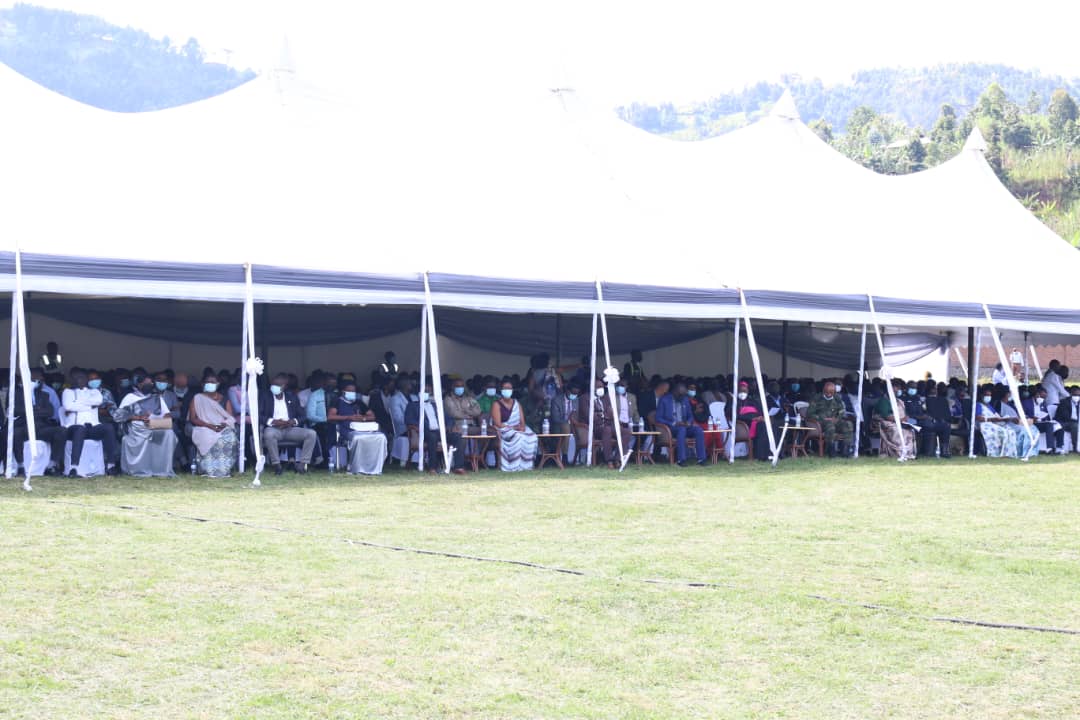 RubavuDistrict's tweet photo. Yasabye abaturage ba #Rubavu na #Rutsiro,guharanira kubaho mu bwumvikane, bashimangira ubumwe bwacu , bakabohoka ku ngoyi y'ingengabitekerezo ya jenoside bagatanga amakuru y'aho imibiri yishwe muri jenoside iherereye kuko yose itashyinguwe, ati urugero ni uyu tugiye gushyingura. https://t.co/M6F5Wm1Kds