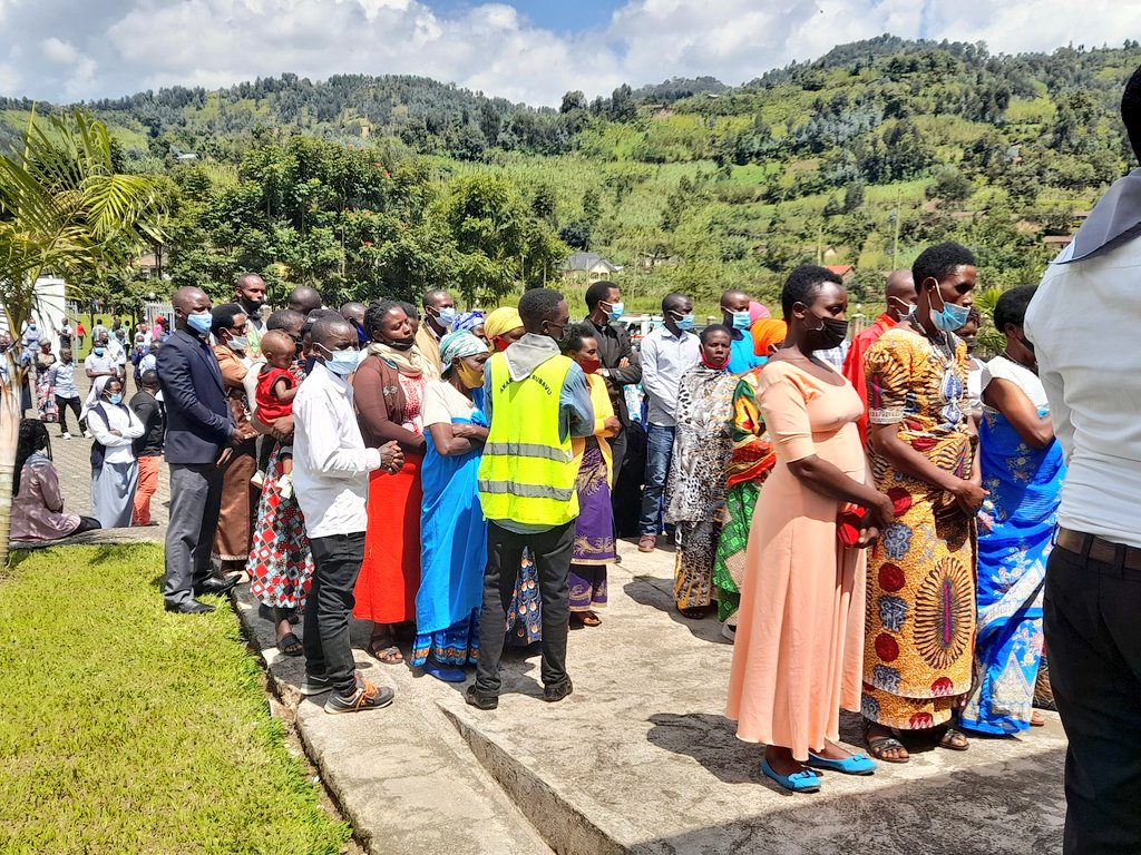 RubavuDistrict's tweet photo. Yasabye abaturage ba #Rubavu na #Rutsiro,guharanira kubaho mu bwumvikane, bashimangira ubumwe bwacu , bakabohoka ku ngoyi y'ingengabitekerezo ya jenoside bagatanga amakuru y'aho imibiri yishwe muri jenoside iherereye kuko yose itashyinguwe, ati urugero ni uyu tugiye gushyingura. https://t.co/M6F5Wm1Kds