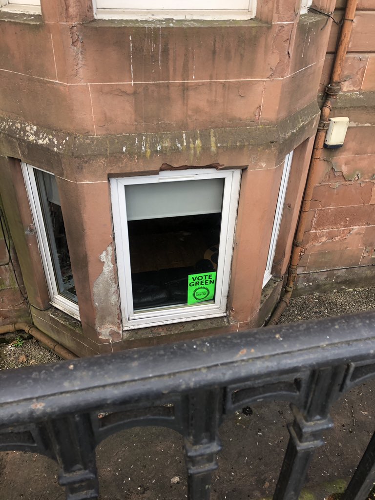 ChristyMearns's tweet photo. Another lovely canvassing session in the sun today - speaking to voters who want to keep Anderston/City &amp; Yorkhill Green!
Spotting some more #GreenWindaes too - get in touch if you would like a poster! 💚 @pickle_bee https://t.co/YmC81e2uHD