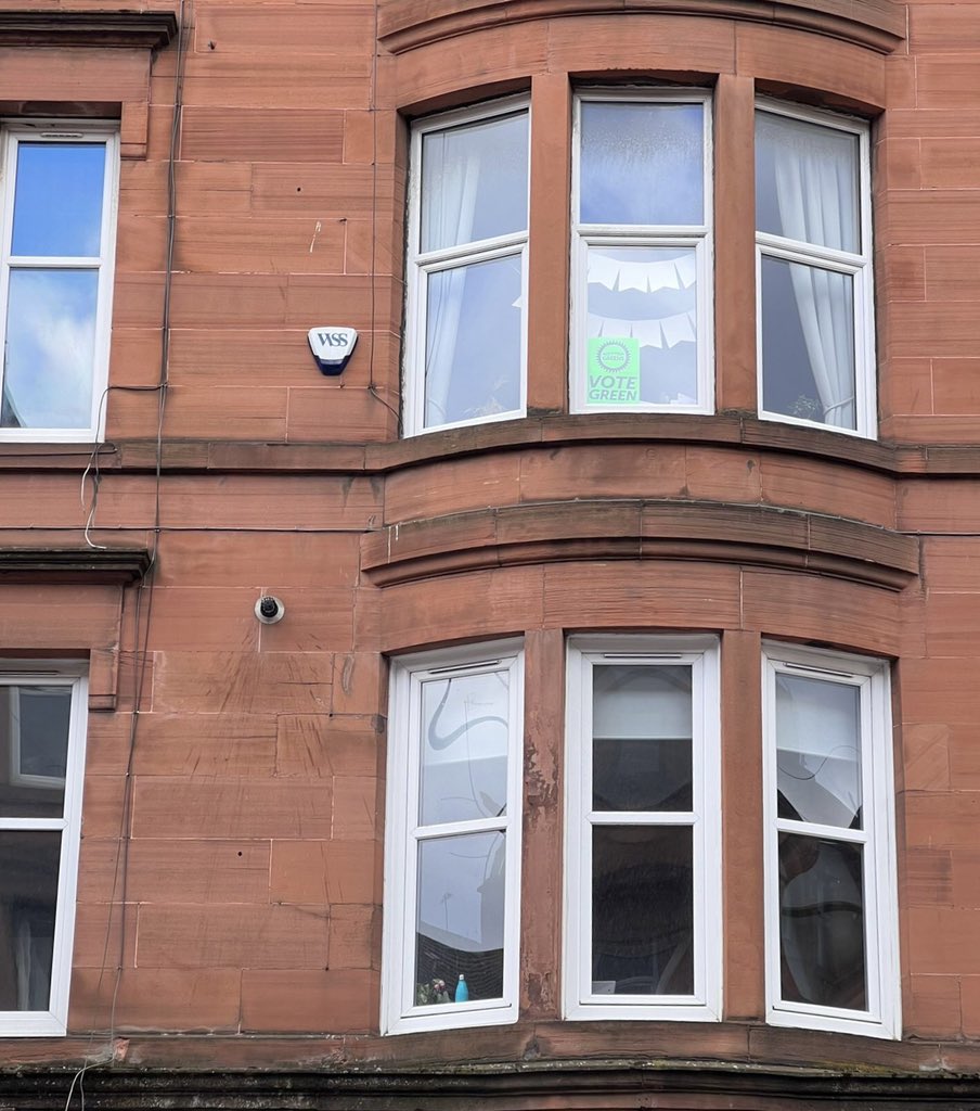 ChristyMearns's tweet photo. Another lovely canvassing session in the sun today - speaking to voters who want to keep Anderston/City &amp; Yorkhill Green!
Spotting some more #GreenWindaes too - get in touch if you would like a poster! 💚 @pickle_bee https://t.co/YmC81e2uHD