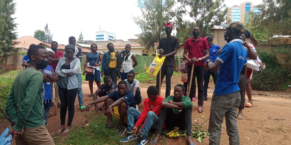 RugengeC's tweet photo. Muri gahunda yo kugira#Umudugudu uzira igwingira@Rugenge ku bufatanye#youth volunteers, twavuguruye uturima 10 tw'igikoni mu Midugudu@UBUMANZI&amp;RUGENGE.

@MuhimaRwanda https://t.co/ndxfnBarQQ