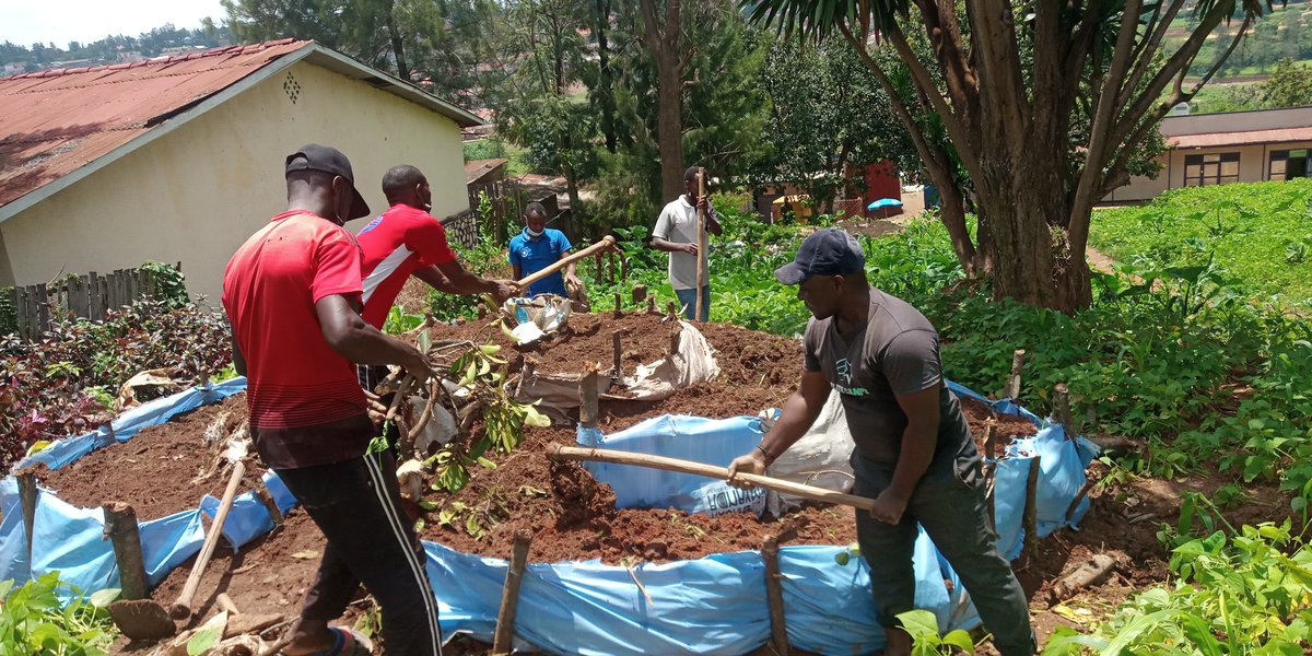 RugengeC's tweet photo. Muri gahunda yo kugira#Umudugudu uzira igwingira@Rugenge ku bufatanye#youth volunteers, twavuguruye uturima 10 tw'igikoni mu Midugudu@UBUMANZI&amp;RUGENGE.

@MuhimaRwanda https://t.co/ndxfnBarQQ