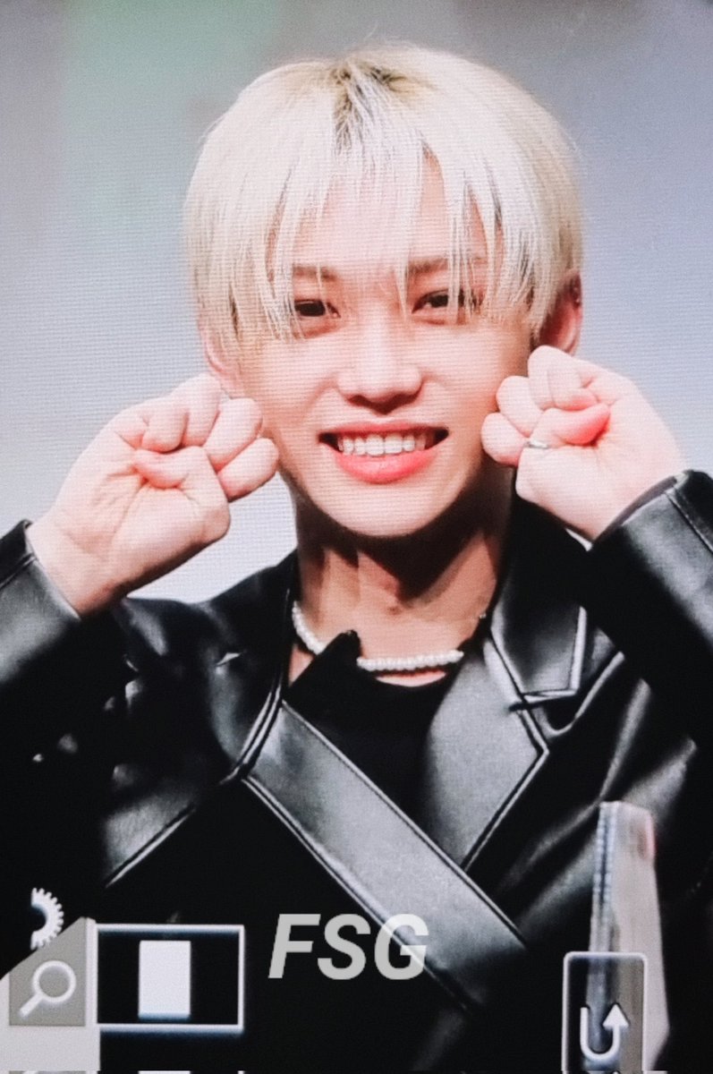 jeonglixsource's tweet photo. felix and jeongin’s cat paws! 🐾 https://t.co/apmk2TUg5L
