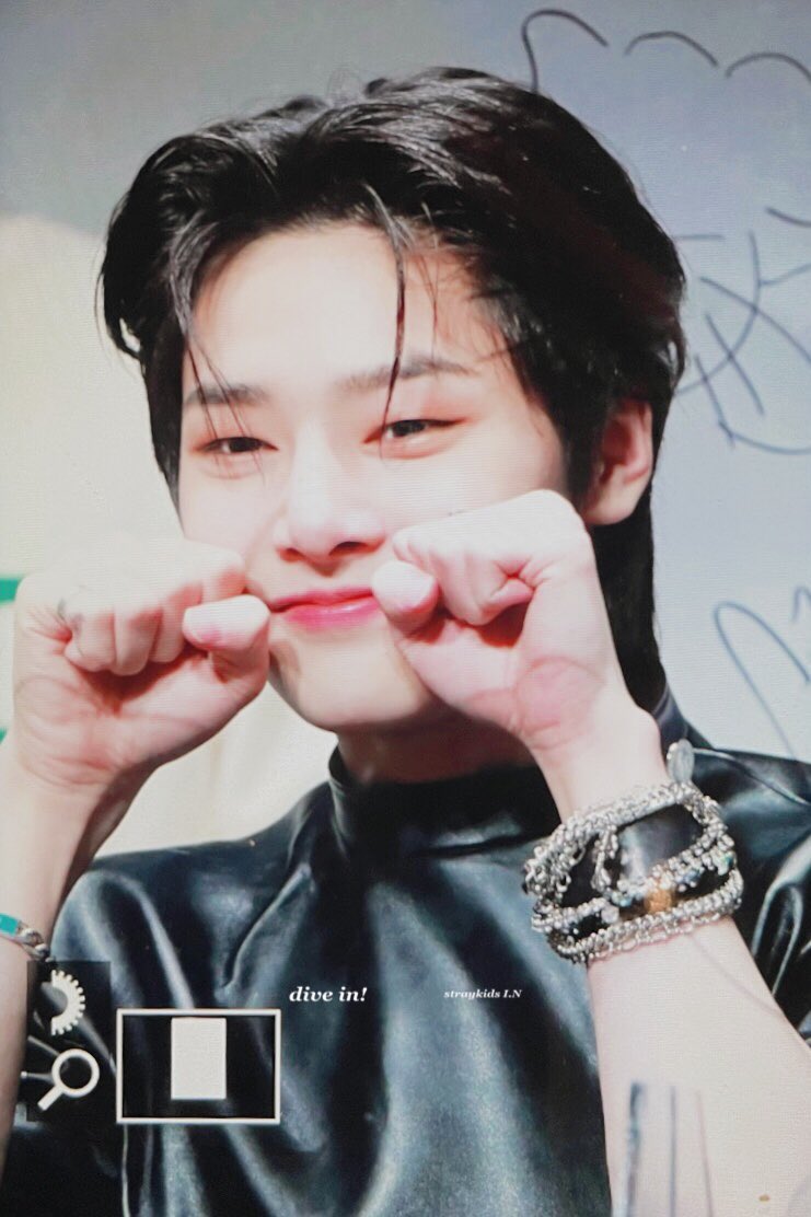 jeonglixsource's tweet photo. felix and jeongin’s cat paws! 🐾 https://t.co/apmk2TUg5L