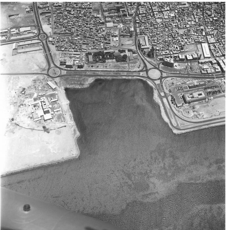 TheOldBahrain's tweet photo. 1975🇧🇭: Arial photo of Manama prior to landfill and construction of Sheraton Hotel (and much later Bahrain World Trade Center).
#theoldbahrain #bahrain #البحرين #sheratonbahrain #bahrainworldtradecenter https://t.co/sEfoC0VlGy