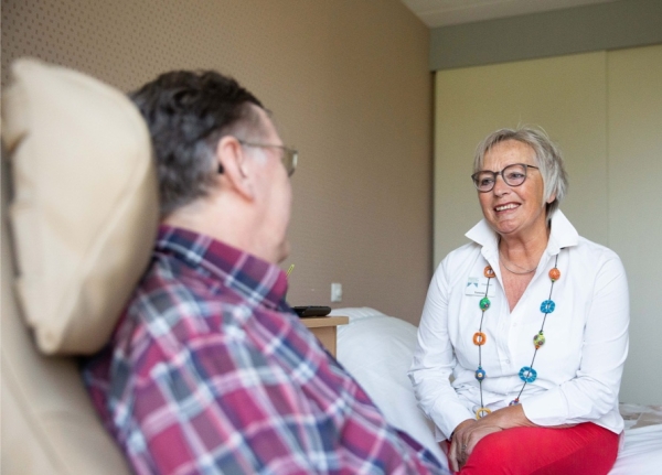 'Inzet van vrijwilligers komt regelmatig niet of te laat op gang, zeker in thuissituaties. Vaak omdat deze mogelijkheid niet bekend is bij zorgverleners.'

Lees 'Het ongekende belang van vrijwilligers in de palliatieve en terminale zorg'. 

carend.nl/artikel/het-on…