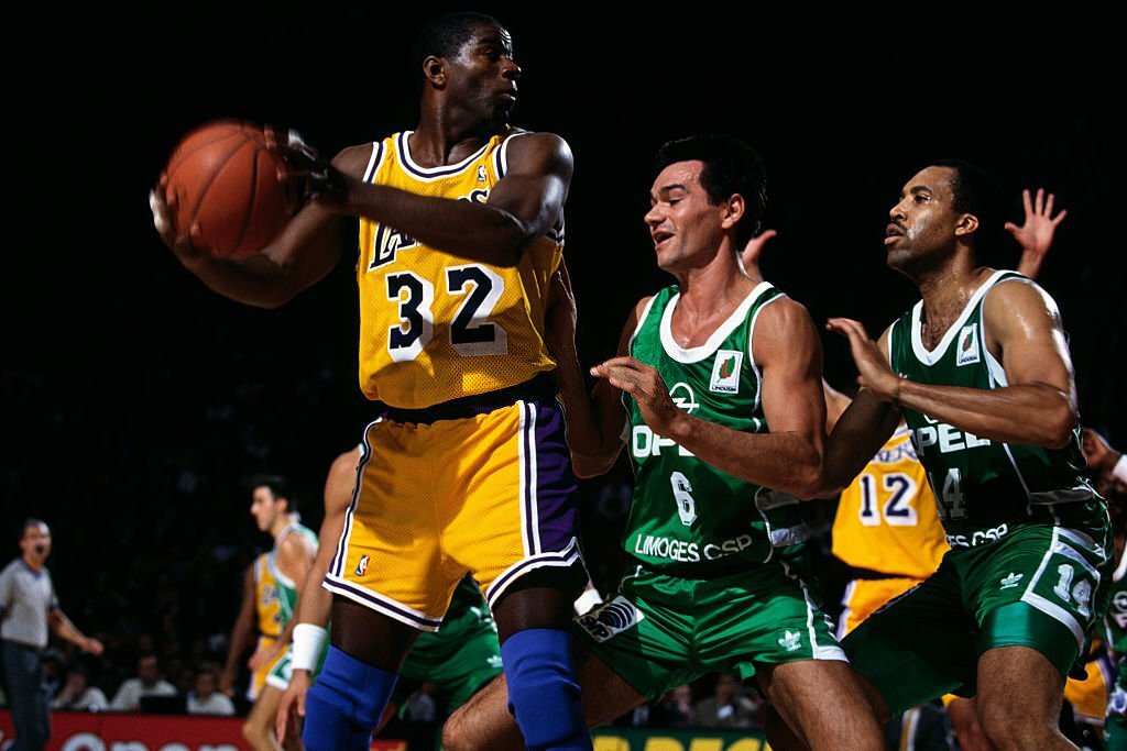 UltimediaBox's tweet photo. 🇫🇷 Ce soir, ne ratez pas la venue de Magic et des Lakers à Paris ! C'était le 18 octobre 1991 à Bercy. Qui y était ?? Limoges CSP @ Los Angeles Lakers • Open Mcdonald's • FR3 • 20h ici : https://t.co/cQs0opjiF8 crédits : @vinnyjanssen https://t.co/XLM2GFTWLy