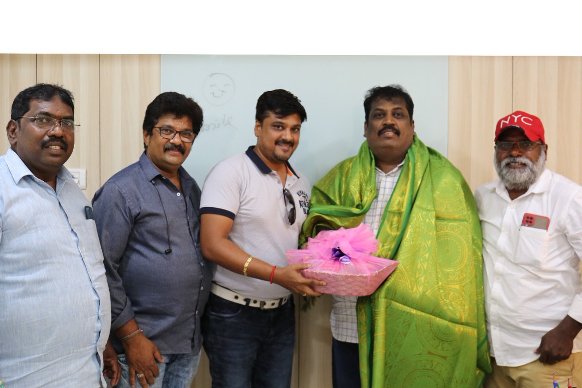 CinemaNagaram's tweet photo. #YuvanShankarRaja former Sound Engineer Kalasa J.Selvam starts his New Production Banner #KJSMediaProductions Launched by Popular Producer S.Nanthagopal of #MadrasEnterprises #SNanthagopal
@Kjsmediaprod @Jselvam06594694 @itsmevidhu https://t.co/8vUaeElDeR
