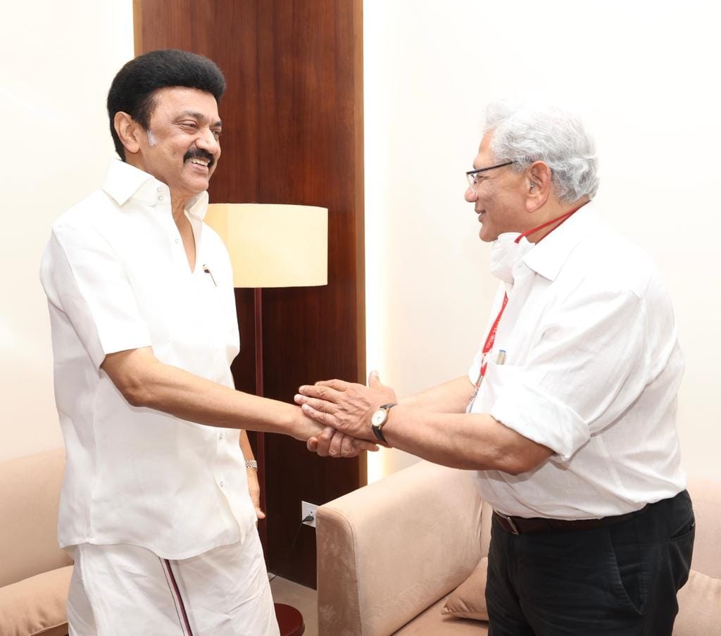 Theekkathir's tweet photo. தமிழக முதல்வர் மு.க.ஸ்டாலின் , சிபிஎம் அகில இந்திய பொதுசெயலாளர் தோழர் சீத்தாராம் யெச்சூரியை சந்தித்தார்.

#Theekkathir | #cpimxxiiipartycongress https://t.co/DeyklK8aU9