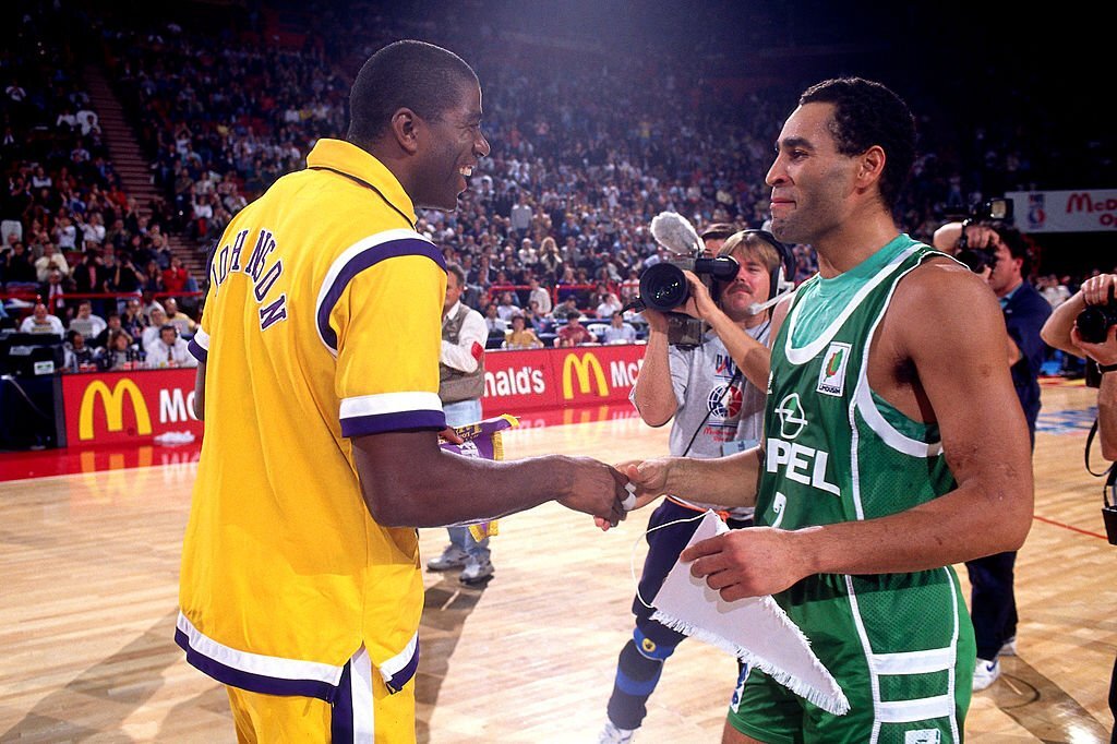 UltimediaBox's tweet photo. 🇫🇷 Ce soir, ne ratez pas la venue de Magic et des Lakers à Paris ! C'était le 18 octobre 1991 à Bercy. Qui y était ?? Limoges CSP @ Los Angeles Lakers • Open Mcdonald's • FR3 • 20h ici : https://t.co/cQs0opjiF8 crédits : @vinnyjanssen https://t.co/XLM2GFTWLy