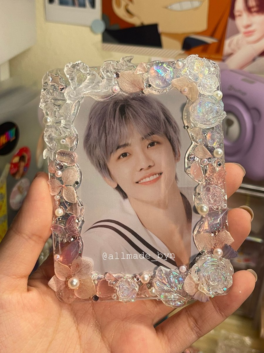 allmade_byn's tweet photo. ช่วงแม่ค้าหาทำ🧸

เมื่อวานลองทำเฟรมแบบวิปครีมดู ทุลักทุเลตามประสา แต่ออกมาได้อยู่น้า ขอฝึกฝีมืออีกซักนิดแล้วจะทำมาลงขายแบบพร้อมส่งนะค้าบ ✨✨✨
#allmadebyn #เฟรมการ์ดวิปครีม https://t.co/CCudsRU2nH
