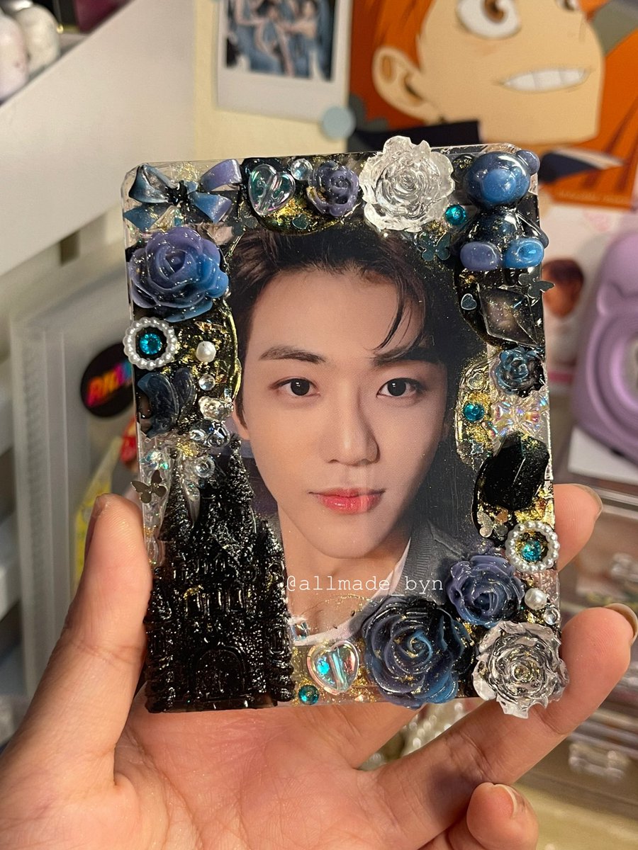 allmade_byn's tweet photo. ช่วงแม่ค้าหาทำ🧸

เมื่อวานลองทำเฟรมแบบวิปครีมดู ทุลักทุเลตามประสา แต่ออกมาได้อยู่น้า ขอฝึกฝีมืออีกซักนิดแล้วจะทำมาลงขายแบบพร้อมส่งนะค้าบ ✨✨✨
#allmadebyn #เฟรมการ์ดวิปครีม https://t.co/CCudsRU2nH