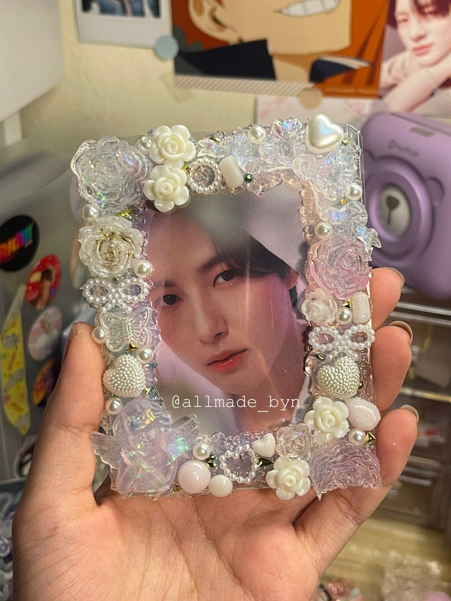 allmade_byn's tweet photo. ช่วงแม่ค้าหาทำ🧸

เมื่อวานลองทำเฟรมแบบวิปครีมดู ทุลักทุเลตามประสา แต่ออกมาได้อยู่น้า ขอฝึกฝีมืออีกซักนิดแล้วจะทำมาลงขายแบบพร้อมส่งนะค้าบ ✨✨✨
#allmadebyn #เฟรมการ์ดวิปครีม https://t.co/CCudsRU2nH