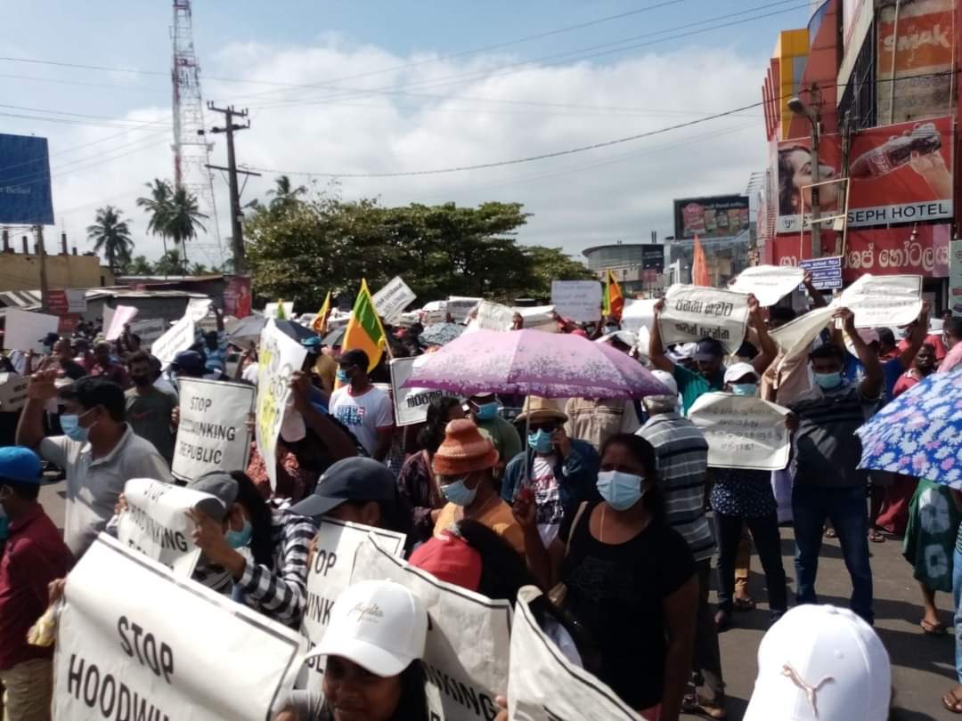 NewsNow360's tweet photo. #SriLanka:
A protest march is currently underway from Negombo to Colombo, attended by the family members of victims of the #EasterSundayAttacks, demanding justice for those affected. 
#lka #easterattackSL #newslka #SriLankanCrisis #SriLankaprotests https://t.co/VptRB06wpc