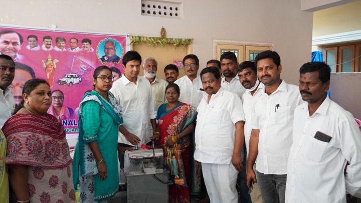 MarriRajasekar's tweet photo. మహిళలు ఆర్ధికంగా అభివృద్ధి చెందినప్పుడే కుటుంబాలు సంతోషంగా ఉంటాయి.మహిళలకు స్వయంఉపాధి కల్పించాలనే లక్ష్యంతో @mlritin విద్యాసంస్థలు ఆధ్వర్యంలో విద్యార్థులు ప్రత్యేకంగా రూపొందించిన చెరకు యంత్రాలను నేడు SCB 4 వార్డులో @NaliniKiran7 సమక్షంలో వెనుకబడిన సామాజిక వర్గాల మహిళలకు అందించాము. https://t.co/arZ9NgWyZC