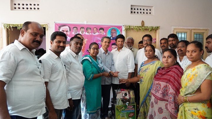 MarriRajasekar's tweet photo. మహిళలు ఆర్ధికంగా అభివృద్ధి చెందినప్పుడే కుటుంబాలు సంతోషంగా ఉంటాయి.మహిళలకు స్వయంఉపాధి కల్పించాలనే లక్ష్యంతో @mlritin విద్యాసంస్థలు ఆధ్వర్యంలో విద్యార్థులు ప్రత్యేకంగా రూపొందించిన చెరకు యంత్రాలను నేడు SCB 4 వార్డులో @NaliniKiran7 సమక్షంలో వెనుకబడిన సామాజిక వర్గాల మహిళలకు అందించాము. https://t.co/arZ9NgWyZC