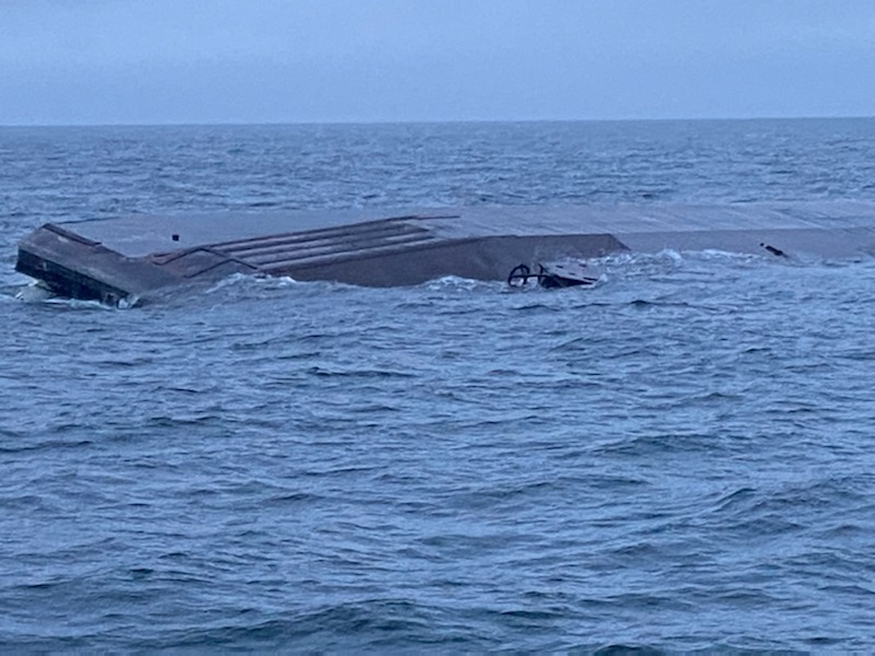 premar_ceclant's tweet photo. #Operations, A 00h00 ce jour, le remorquage du bac Saint Hermeland a repris grâce à une météo favorable. Il se dirige vers la baie de Douarnenez où il fera l’objet d’une inspection de coque par les plongeurs du GPD pour vérifier son intégrité avant de rallier Brest.
#navaleo https://t.co/2HHRMkiLr9