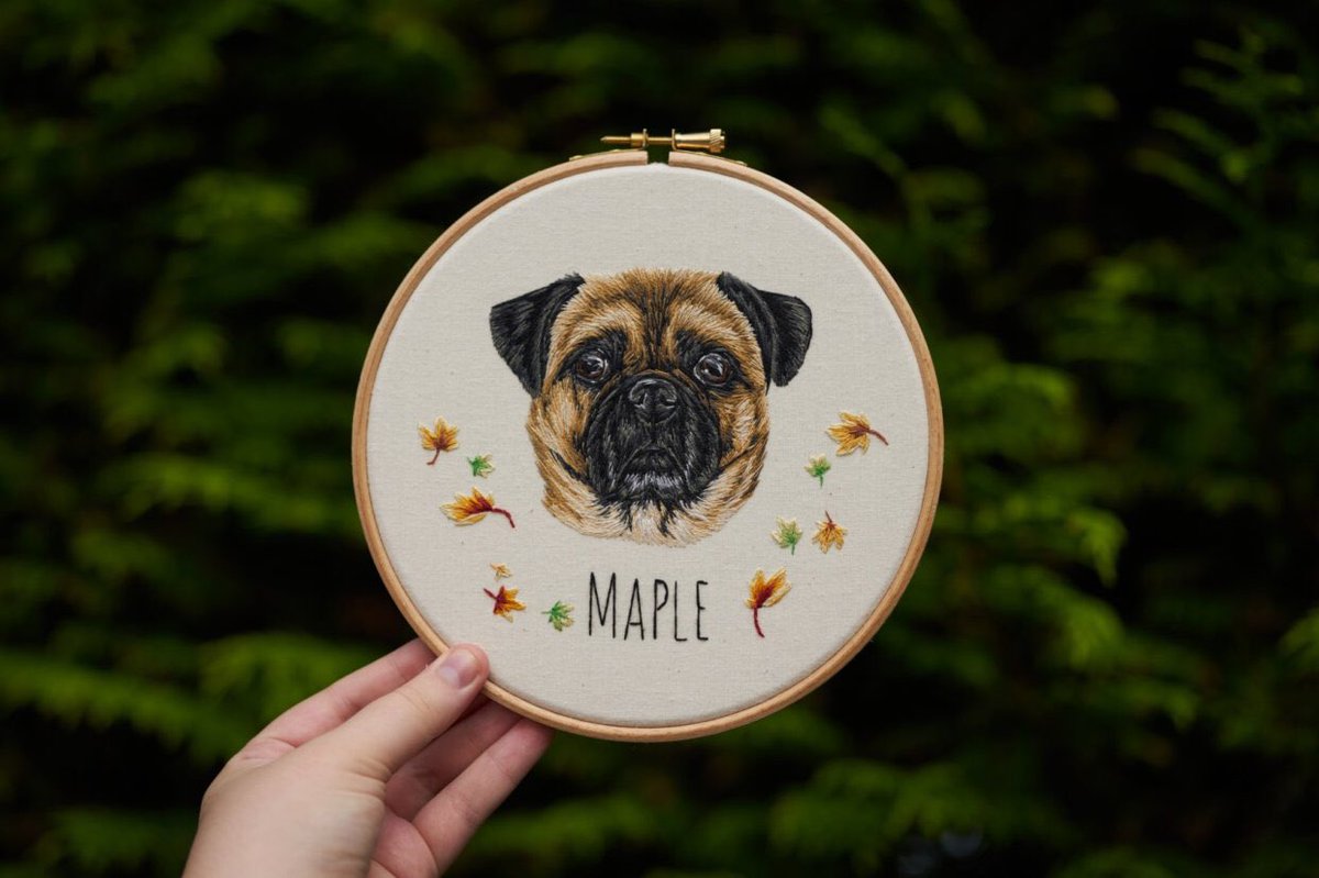 Working through a whole bundle of portraits this week! Here’s maple sitting in a 7 inch hoop 🪡🐾 <a href="/UKGiftHour/">UKGiftAM</a> #UKGiftAM #SmallBiz #petportrait