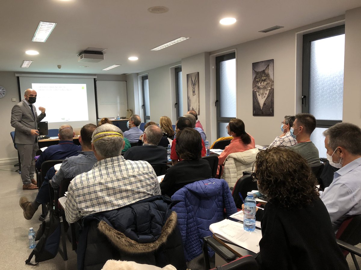 “¿Qué haces y no deberías? ¿Qué deberías hacer y no haces?” Lecciones de #liderazgo con <a href="/modefi/">"QUÉ TIENE QUE SABER MI JEFE"</a> (<a href="/fgcasal/">Fundación Gaspar Casal</a>) en las Jornadas de Formación "Memoria asistencial efectiva y afectiva para las Unidades de #Dolor y Servicios de Anestesia" en León <a href="/goni_zaballa/">María Goñi Zaballa</a> <a href="/JoseJpfv/">jose pedro</a> <a href="/JG_Anestesia/">Javier Garcia Fernandez</a>