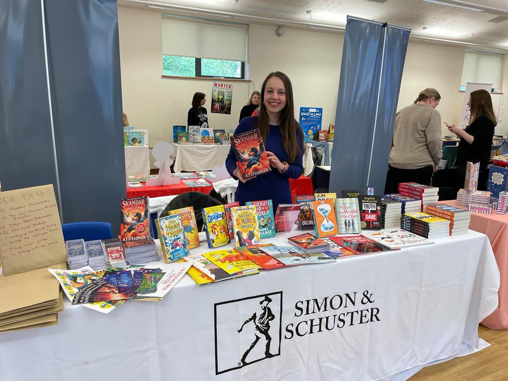 MzEvieMo's tweet photo. Day two and I’m flying solo for @simonkids_UK at @FCBGNews conference! So many lovely books to talk about! #FCBGconference https://t.co/ZuyWqG9hDW