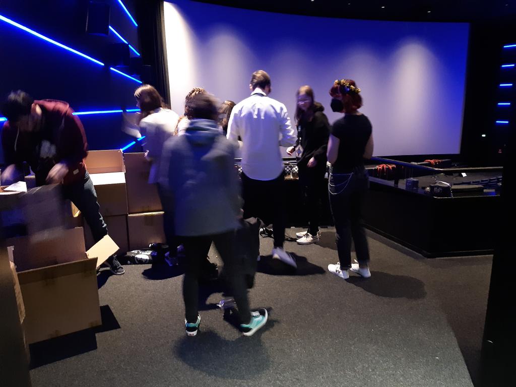 In wenigen Stunden geht es los und wir sind schon fleißig dabei alles vorzubereiten🥰
Wir freuen uns auf euch!💜