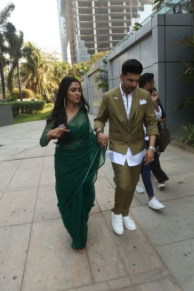 middaygujarati's tweet photo. Popular TV couple #KaranKundrra and #TejasswiPrakash snapped on Sets of Dance Deewane Junior in Mumbai
#televisioncouple #coupleupdates #couple #celebspotted #celebupdates #dancedeewanejuniors #mumbai https://t.co/Fm5B0sgLhw