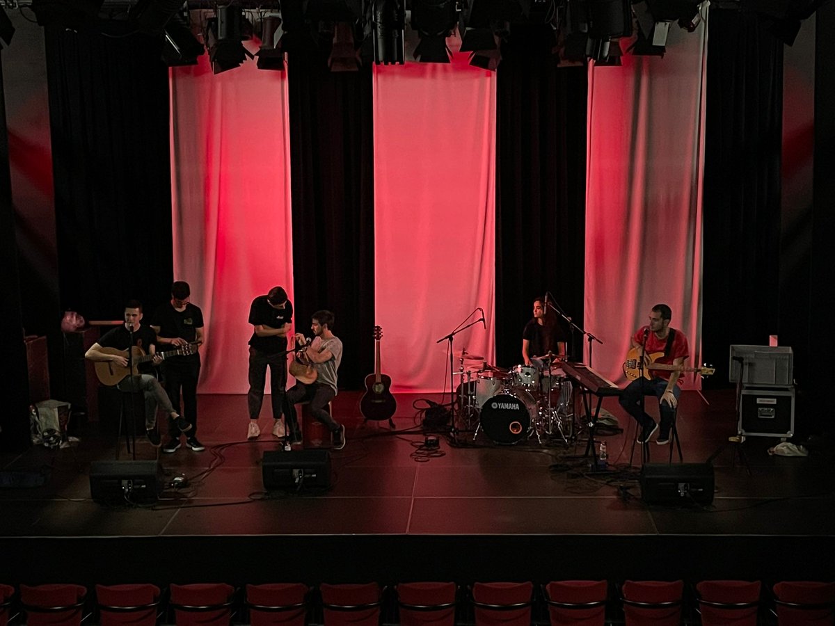 Kursaalmanresa's tweet photo. Últimes entrades per veure en concert avui (18h) a la Sala Petita del #KursaalManresa el grup Entre d'Altres que presentarà el seu segon disc #ProjecteM
🎟️ : https://t.co/BFMrKOPohq https://t.co/d5dKe6o4em