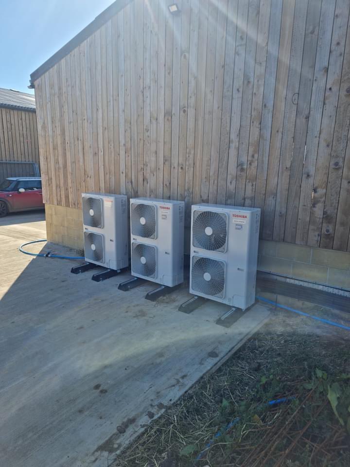 ArcticSwindon's tweet photo. Storage barn project completed.. climate control for storage area in Oxford area.
Toshiba twin split air source heat pumps.
#toshibaairconditioning https://t.co/zEiN9VgEe2