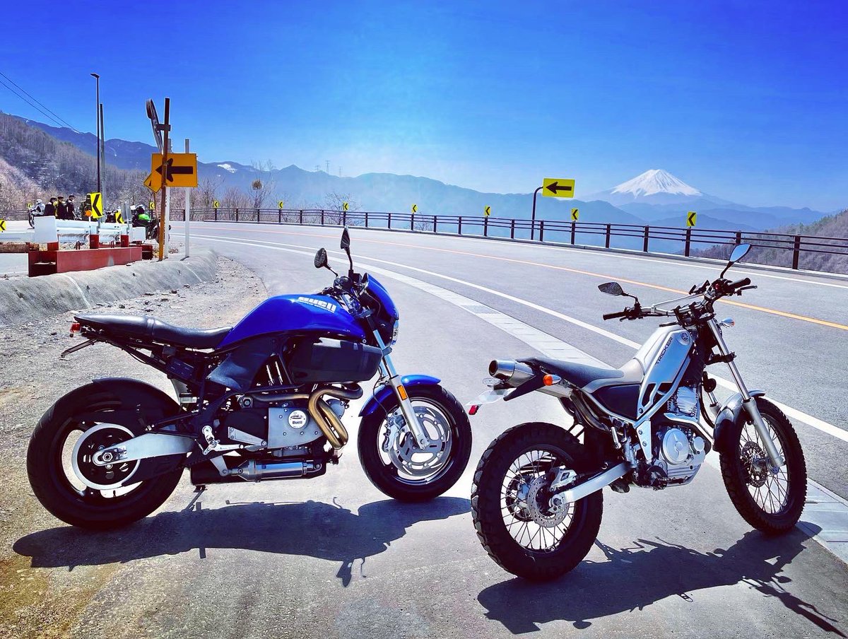 azumi_kuwadate's tweet photo. 今日は房総ではないのでまぁまぁ早朝からスタート🏍
奥多摩〜丹波山〜河口湖〜道志のルートでツーリング!
県民の森でお団子とピリ辛蒟蒻のち、吉田のうどん!
柳沢峠から上あたりはまだ結構雪が残ってた!
#トリッカー
#tricker
#バイク
#ツーリング
#motorcycle
#buell
#cyclonem2
#吉田のうどん https://t.co/4T2LQ08vkw
