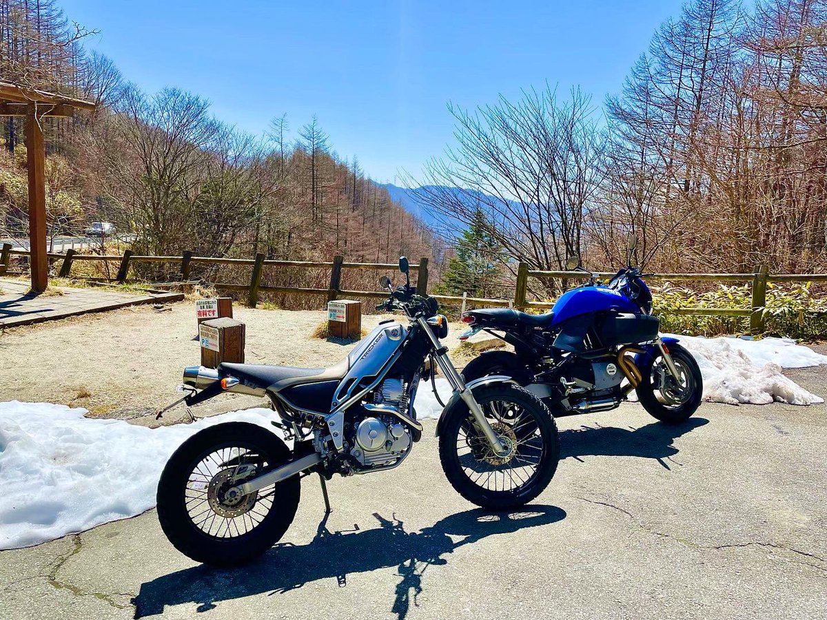 azumi_kuwadate's tweet photo. 今日は房総ではないのでまぁまぁ早朝からスタート🏍
奥多摩〜丹波山〜河口湖〜道志のルートでツーリング!
県民の森でお団子とピリ辛蒟蒻のち、吉田のうどん!
柳沢峠から上あたりはまだ結構雪が残ってた!
#トリッカー
#tricker
#バイク
#ツーリング
#motorcycle
#buell
#cyclonem2
#吉田のうどん https://t.co/4T2LQ08vkw