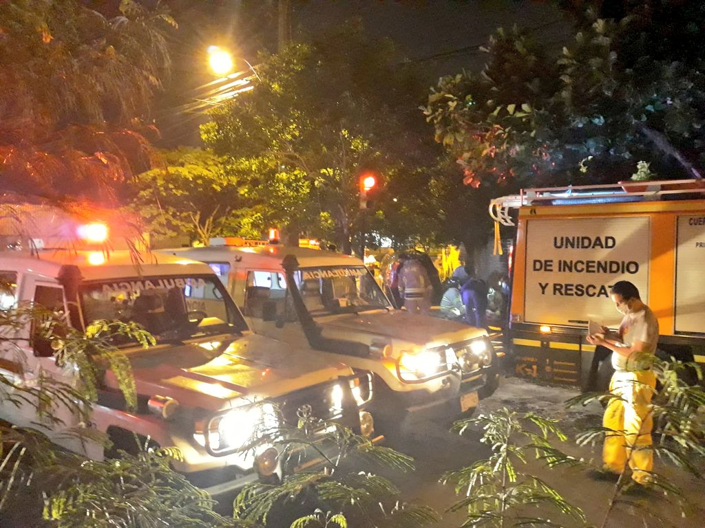 cruzroja_asu's tweet photo. Asistencia al herido ⛑️
📍Avda. Madame lynch esq. 8 de septiembre. Colisión vehicular 2 heridos con múltiples heridas, derivados hasta el Hospital del Trauma.
Trabajo en conjunto con @BomberosK1  
@bomberosk11 @bomberosdefdopy https://t.co/TFq7CB9QWF