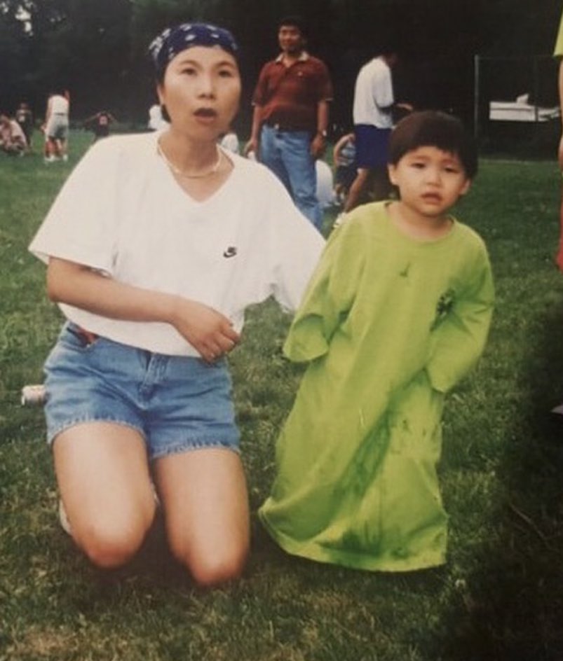 พอเหนรูปจอห์นนี่ตอนเด็กเสื้อเขียวที่ทำหน้าดื้อๆกับคุณแม่ แล้วจะนึกถึงตอนจอห์นนี่เล่าว่าตอนเด็กซนมากครับ เวลาคุณแม่พาไปซื้อของก้อจะวิ่งไปทั่ว จนคุณแม่พูดคำนี้ติดปากเลยครับว่า วิ่งไปทั่วอยู่นั่นแหละ อยู่เฉยๆบ้างสิ!! แล้วแบบรูปนี้ชัดเลย 5555555555 ตอนเด็กต้องน่ารักน่าบีบมาแน่เลยอ้วน