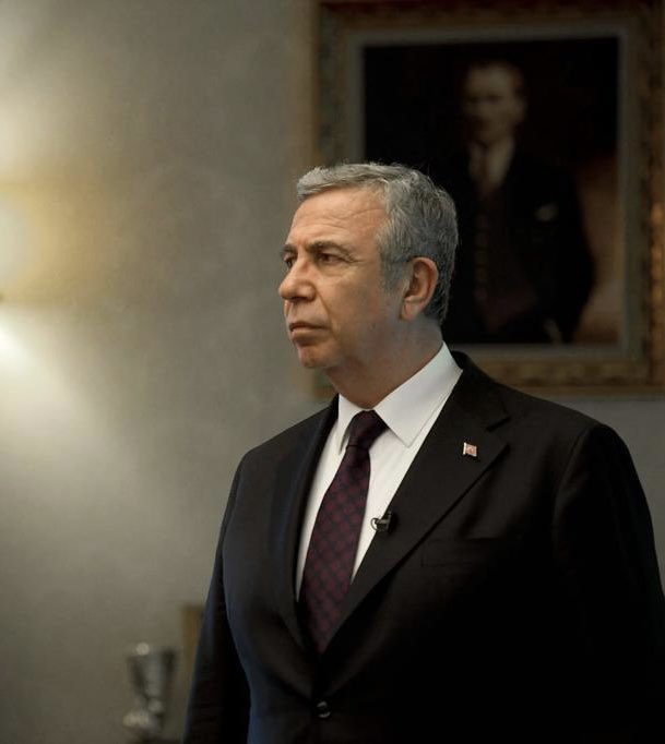 ankarayaziyor's tweet photo. Mansur Yavaş: Biz sizin paranızı harcıyoruz ve devlet memuruyuz. Bakmayın kocaman sıfatlar yakıştırılmasına, protokolde oturulmasına. Herhangi bir memurdan farkımız yok, maaşımızı da siz ödüyorsunuz

@mansuryavas06 https://t.co/Ckqg9IwARb