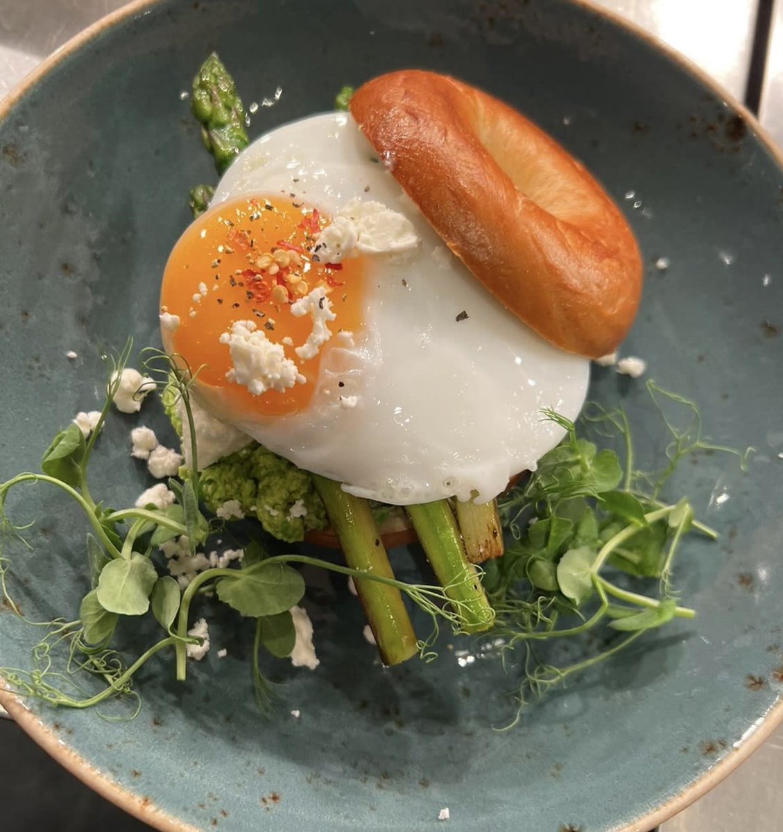 thegeorgestrand's tweet photo. We launched our new menu this week and this veggie delight is flying out. Smashed peas, feta &amp; mint bagel, grilled asparagus, fried duck egg (757 kcal). Only available Mon - Sat, 12 - 5pm.

#vegetarian #lunch #lunchtime #asparagus #veggie #feta #bagel #foodie https://t.co/hsG1u22Qqj