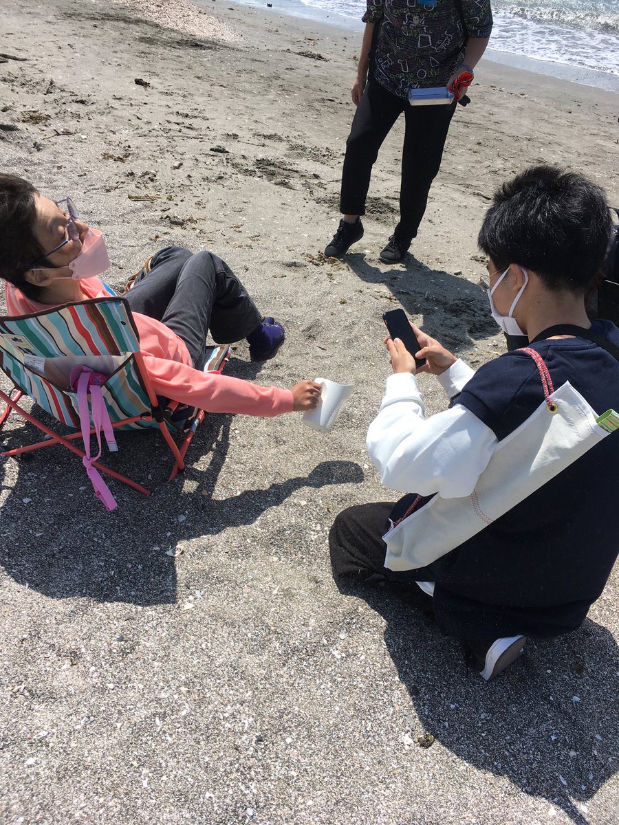kanamamo2020's tweet photo. 松木工弥くんと、ビーチクリーン！
驚きの使い心地！たくさん、マイクロプラスチックを拾ってきました！体験した人達は口々に「欲しい！」と。さらに使い心地を彼に伝えたくて、いろんな方が次々と声をかけてくれました！
#ビーチクリーン
#かながわ
#逗子
#海
#海ごみ
#すなふる
#Fyoko
#守ろう
#SDGs https://t.co/dKSb2Sd47L