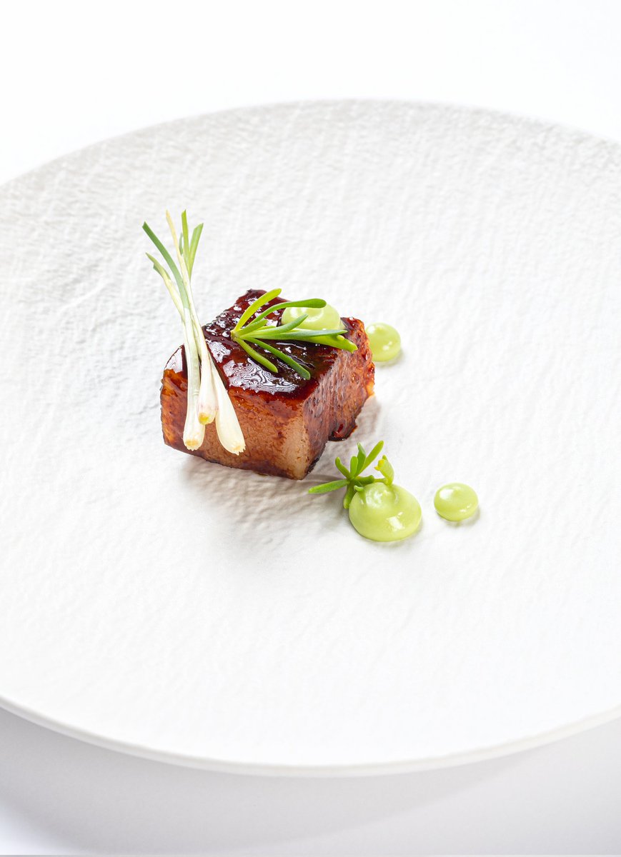 NovaRestaurante's tweet photo. Papada de Porco glaseada,  ceboliñas e herbas, sabor, textura, paisaxe,  paisón e pouco máis... imos!!

#interior #espacio #restaurante #ecológico #cociña  #productores #oficio #galicia #gastronomia #tradición #respeto #ourense #cociñaderaices #gruponove #sostenible #monte https://t.co/dHosMaFldE