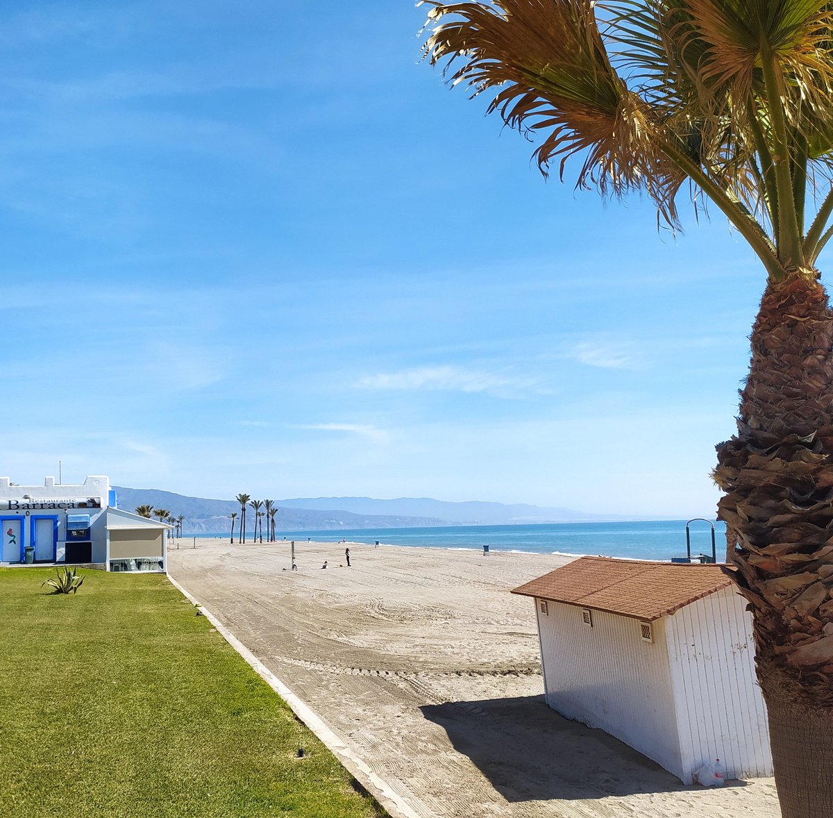 Gran esfuerzo el que ha hecho el equipo del <a href="/AytoRoquetas/">Ayto Roquetas de Mar</a> para que nuestras playas luzcan esta Semana Santa y en tiempo récord 👏👏👏