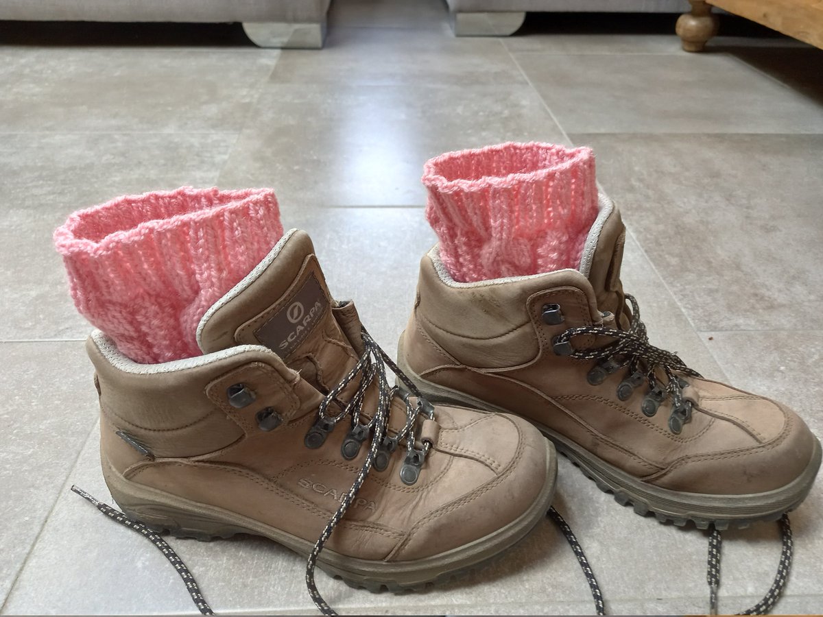 gillyrust's tweet photo. Hand Knitted Cabled Boot Cuffs in Pink https://t.co/TmaN69xe6X #pink #geometric #no #midcalf #yes #bootcuff #boottopper #handmade #knitted https://t.co/atjdOibVvl