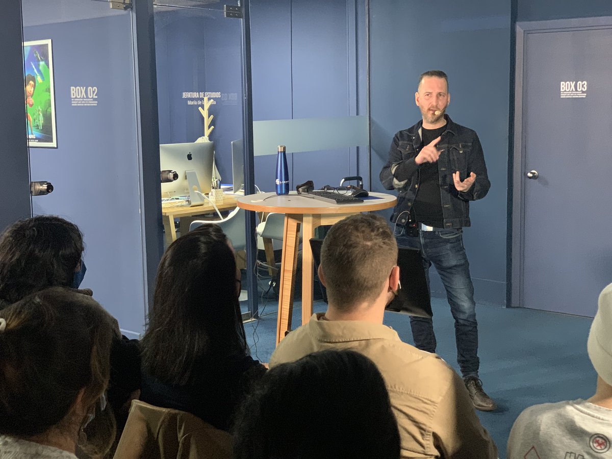 LightboxAcademy's tweet photo. 💥“Cuando creas un personaje es muy importante tener en cuenta su verticalidad, su sombra y la gravedad” @David0Benzal #MasterclassLBA https://t.co/47c8GWNsU7