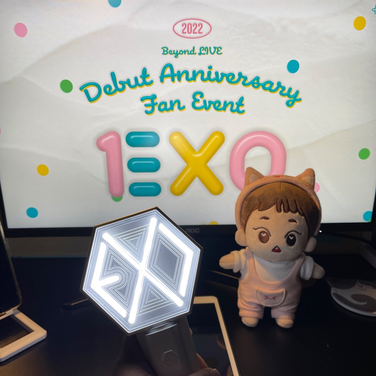 _xiusoo's tweet photo. yey let’s go EXO!! @peachpunched https://t.co/mQNnBwcxwA