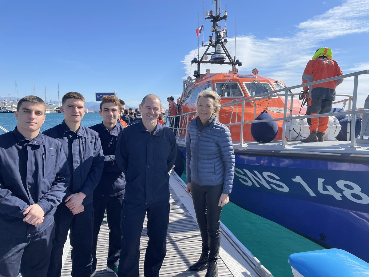 MarikaRoman's tweet photo. Journée de sensibilisation à la sécurité et au sauvetage en mer pour 29 stagiaires de la Préparation Militaire avec la @snsm d’#Antibes
👉exercice en mer et manœuvres nautiques 🌊 ⚓️ #sauveteursenmer #preparationmilitaire #securitecivile https://t.co/brl59Ytc17