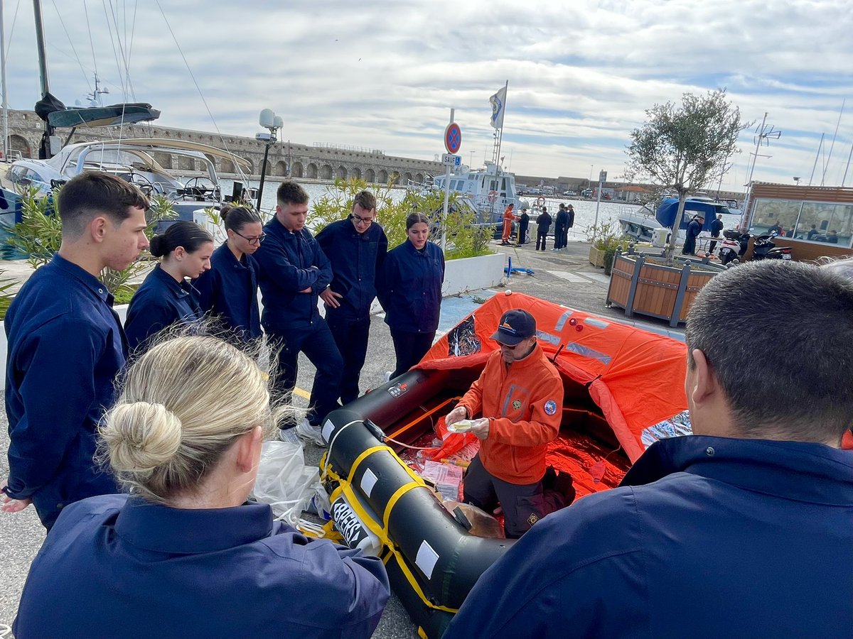 MarikaRoman's tweet photo. Journée de sensibilisation à la sécurité et au sauvetage en mer pour 29 stagiaires de la Préparation Militaire avec la @snsm d’#Antibes
👉exercice en mer et manœuvres nautiques 🌊 ⚓️ #sauveteursenmer #preparationmilitaire #securitecivile https://t.co/brl59Ytc17