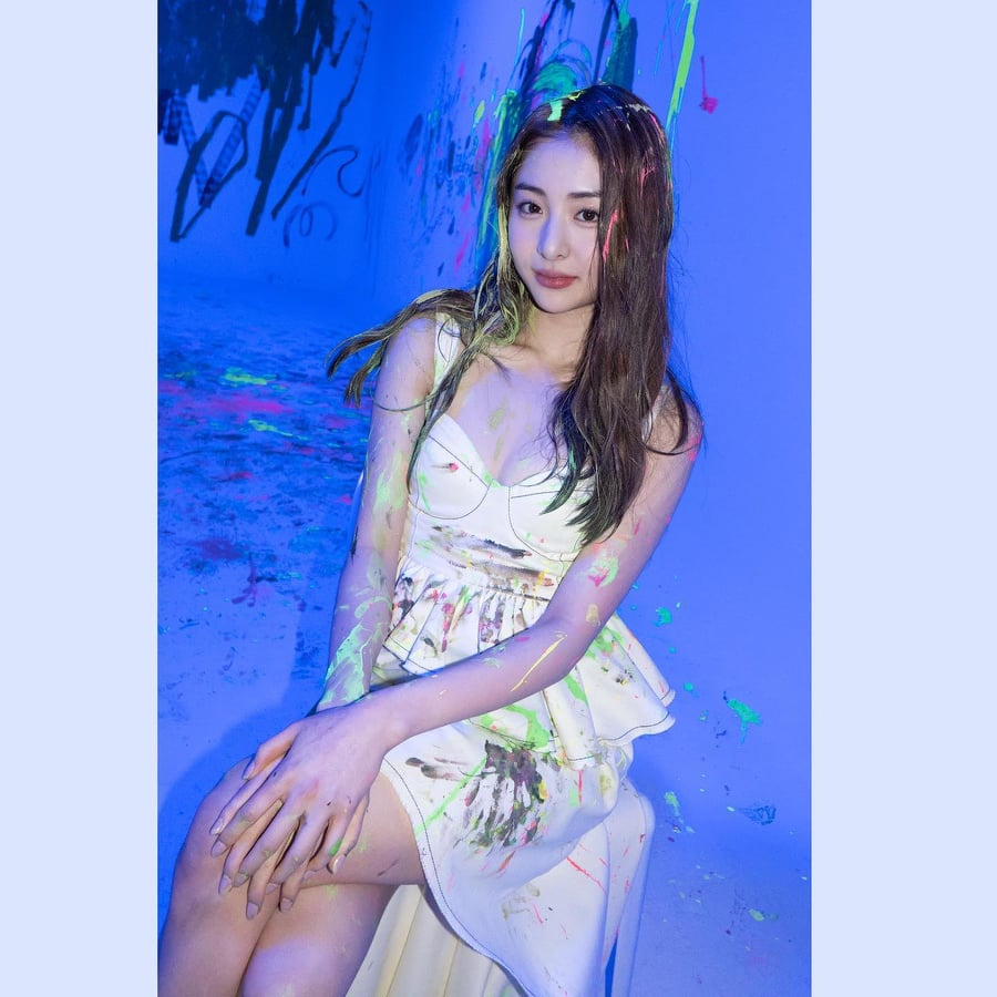 LSRFM_GLOBAL's tweet photo. [PHOTOS] LE SSERAFIM Huh Yunjin Behind Board (Instagram Update) 2/2

#LE_SSERAFIM #허윤진 #HUHYUNJIN https://t.co/kfmrNbPAj2