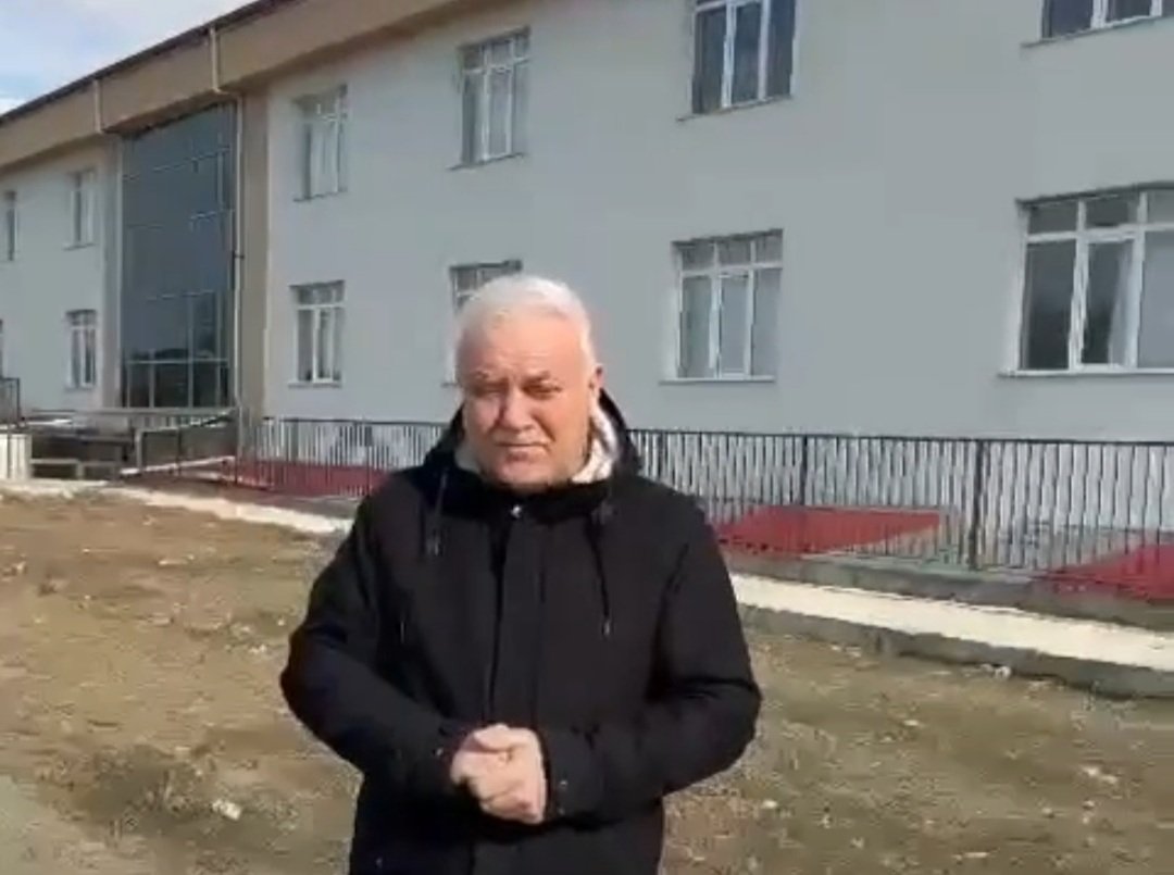 Nihat Hatipoğlu Hocamız için "parayı çok seviyor" diyorlar. El-hak doğru. Parayı çok sevdiğinden "para ahirette de ben'le olsun" diye Gölbaşı'na erkek, Bağlum'a kız kursu yaptırmış. Oradaki talebenin masraflarını üstlenmiş. Geleceğin Hocaefendisi ile Hocahanımını yetiştiriyor.