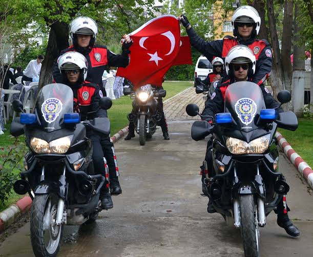 smercan23's tweet photo. Vatan için zor şartlarda fedakârca görev yapan, kimsenin görmek bile istemediği şeylerle her gün muhatap olan, başımız sıkıştığında "İmdat!" deyip ilk çağırdığımız... Milleti için canını sakınmayan, haberlerde her gün al bayrağa sarılı gördüğümüz. 
POLİSİMİZ!
Gününüz kutlu olsun. https://t.co/p2jvzpy9Mh
