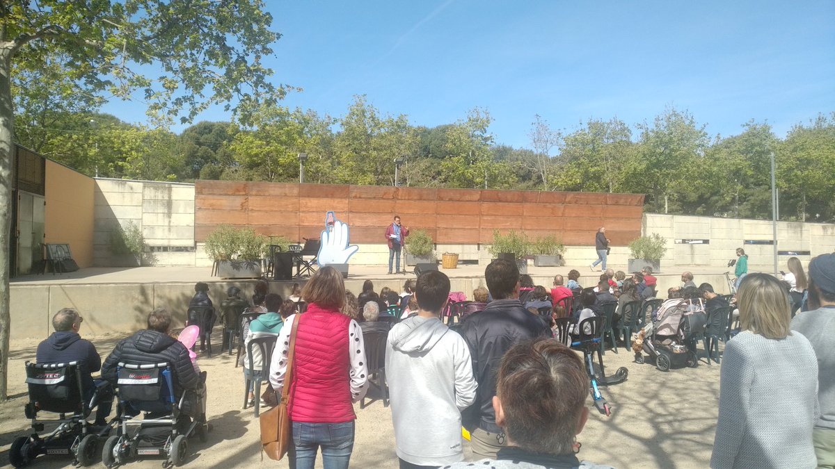 CambrilsCultura's tweet photo. Ara al Parc del Pescador #diesdellibres22 presenta "Mà amiga" un conte per lluitar contra l'#Ela. Amb @xaviergraset @ajcambrils
Amb #bodegamorell tots junts per guanyar #fundaciomiquelvalls #elaexiste #fesungestperlaela #sacalalenguaalaela https://t.co/MwX0ll5T33