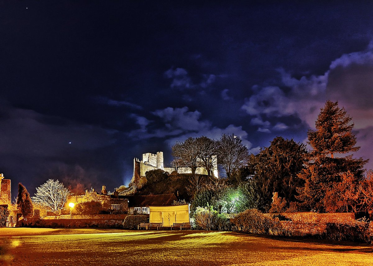 Warblefly's tweet photo. Standing guard while the rest of us sleep: Lewes Castle. #night #Lewes #castle #heritage #history https://t.co/hadxj58dyA